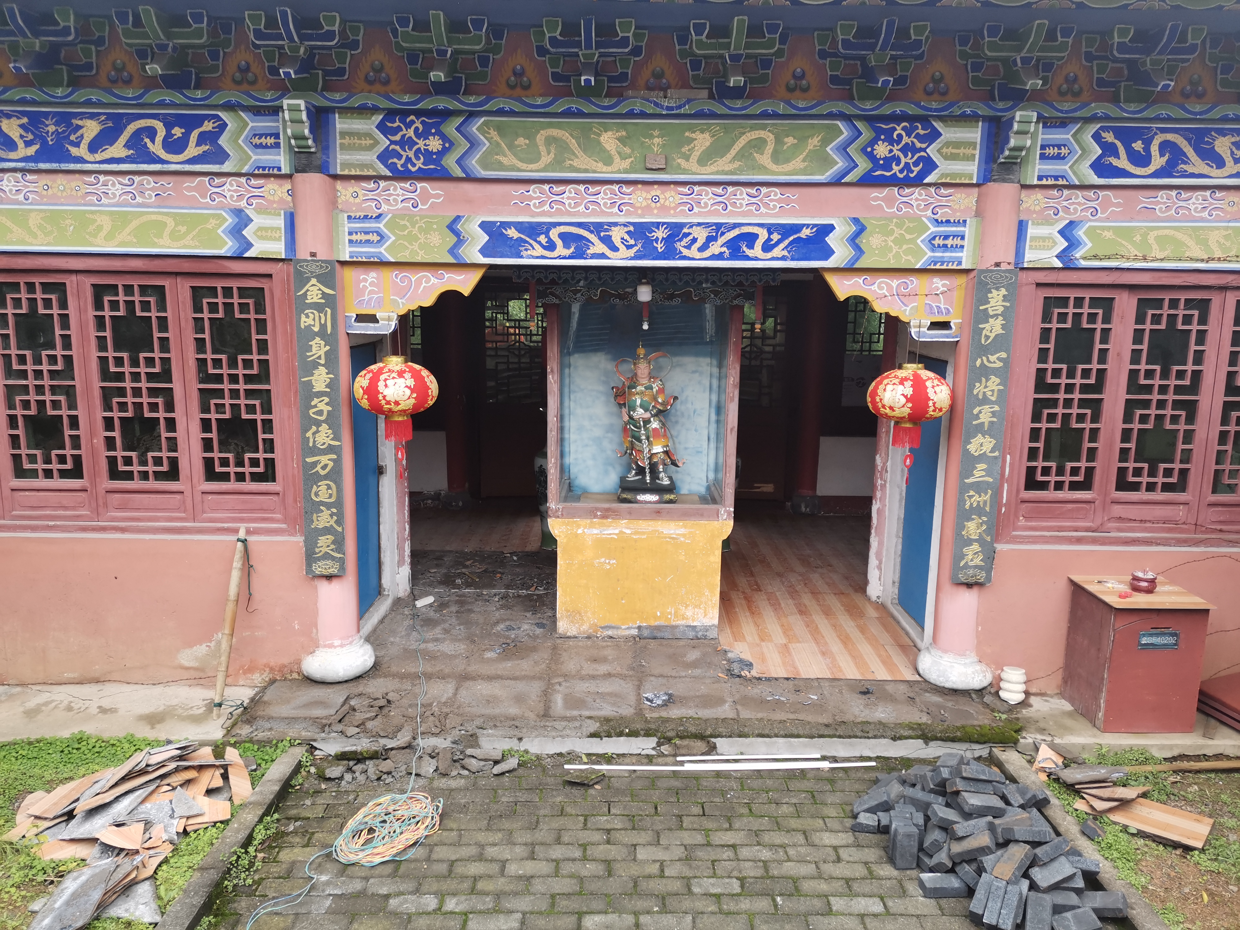明发彩票welcome天王殿铺设地砖及牌匾贴金