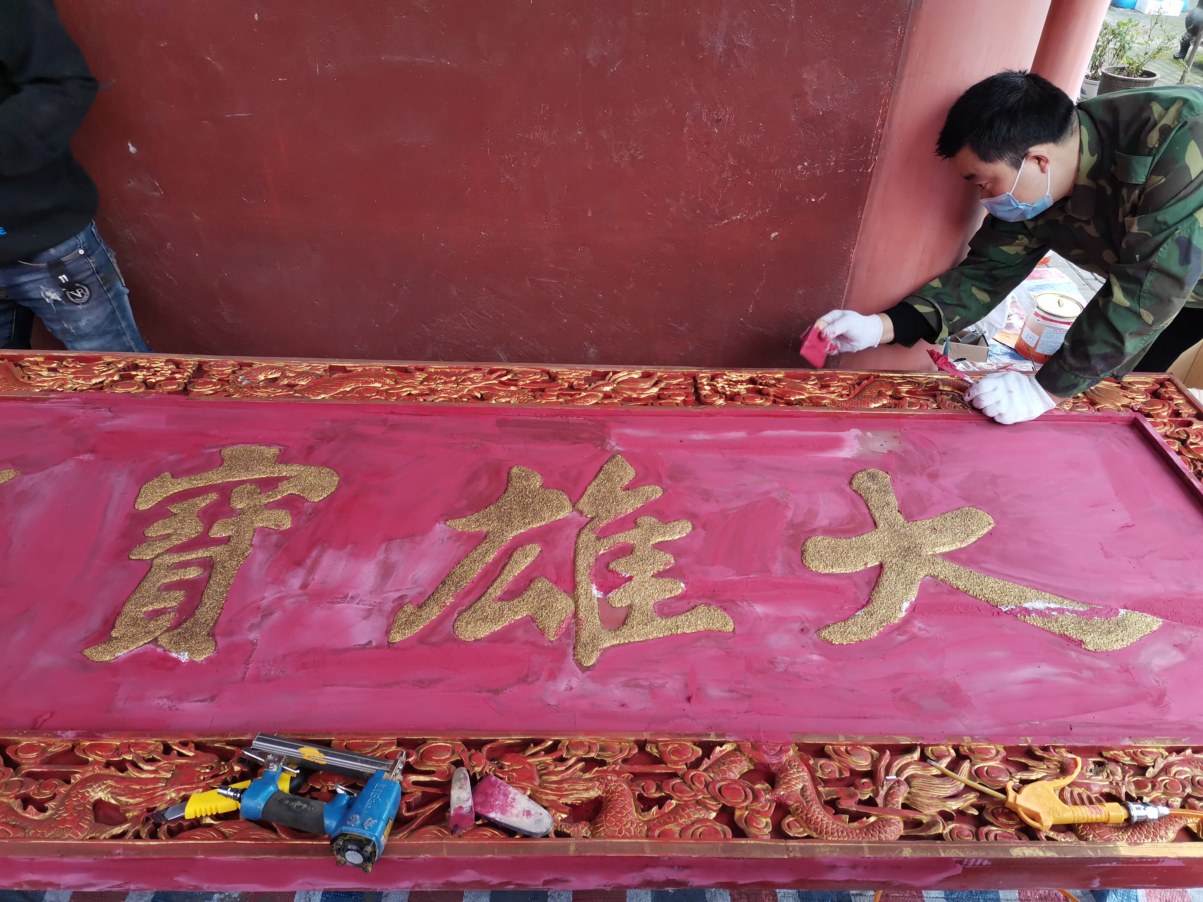 明发彩票welcome天王殿铺设地砖及牌匾贴金